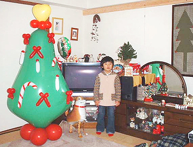 バルーンのクリスマスツリーと絹ちゃん