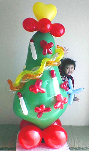 バルーンのクリスマスツリーとお子さん